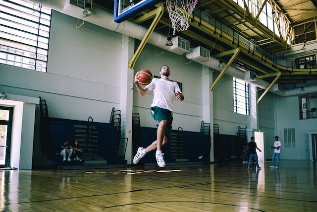 Basketball vs. Football : Quel sport est le plus exigeant sur le plan physique ?